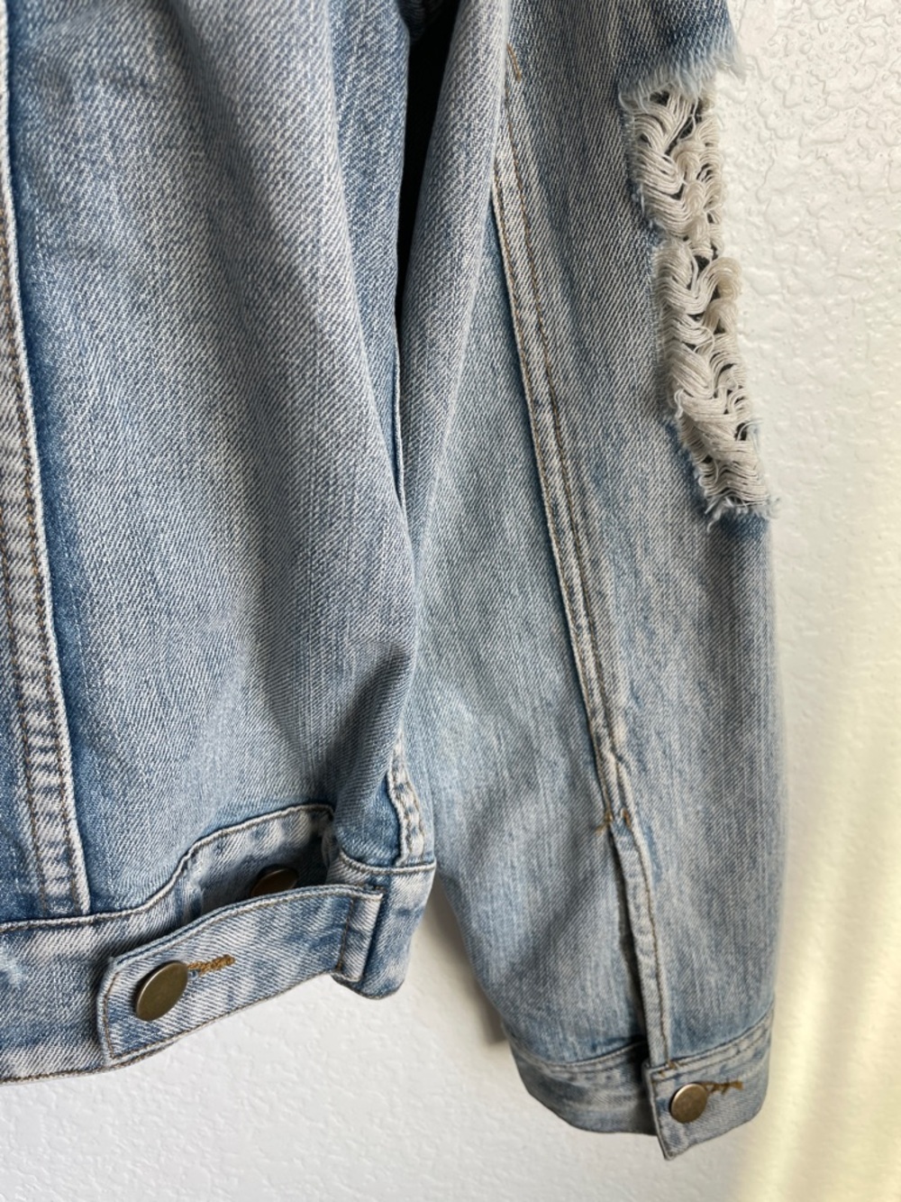 ELLISON Light Blue Distressed Denim Jean Trucker’s Jacket • Medium - Picture 12 of 16